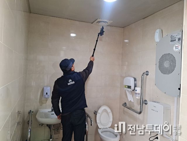 공중화장실 불법 카메라 점검 모습