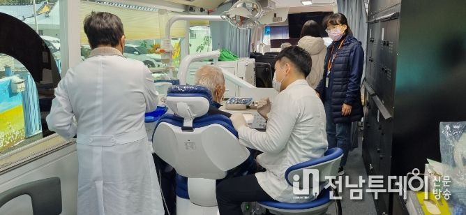 ‘전남 건강버스’에서 구강검진을 받는 모습