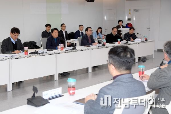 강기정 광주광역시장이 25일 오후 시청 소회의실에서 열린 '제2기 인공지능산업위원회 회의'에 참석해 인사말을 하고 있다./광주광역시 제공