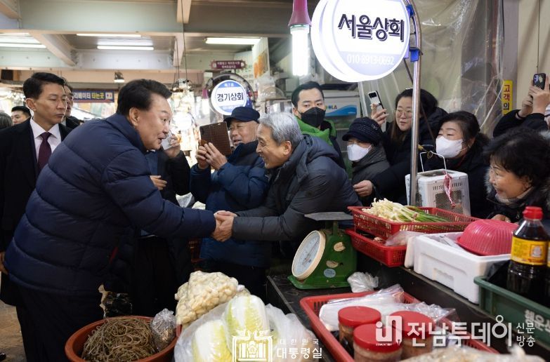 1월 25일 윤석열 대통령은 경기도의 대표 전통시장인 의정부제일시장을 찾아 최근 고물가·고금리에 동절기 한파까지 겹쳐 어려움을 겪고 있는 상인들을 격려했다.