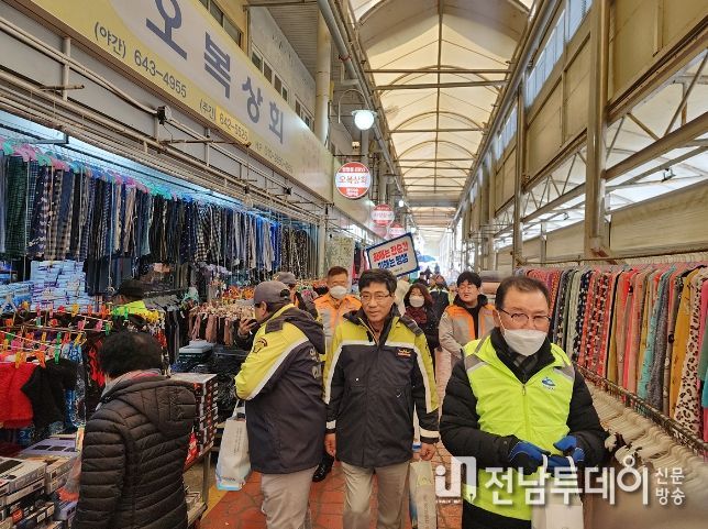 여수시가 설 명절을 앞두고 전통시장 이용객 방문 급증이 예상됨에 따라 지난 25일 서교동 서시장 일대에서 민‧관 합동 ‘겨울철 화재예방 캠페인’을 펼쳤다.
