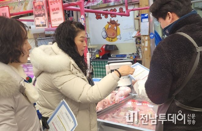 목포시가 설을 앞두고 물가안정을 꾀하기 위해 가격표시제를 안내하고 있다. / 목포시 제공