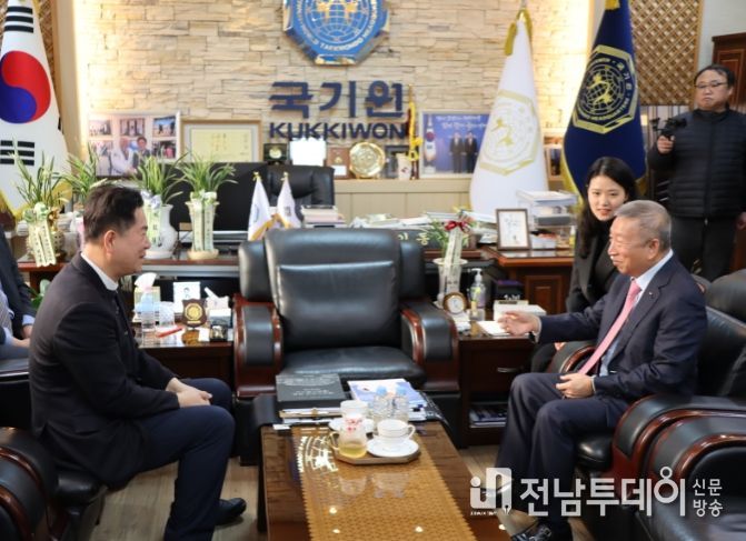 이동섭 국기원장과 세르미앙 응 부위원장이 환담을 나누고 있다.