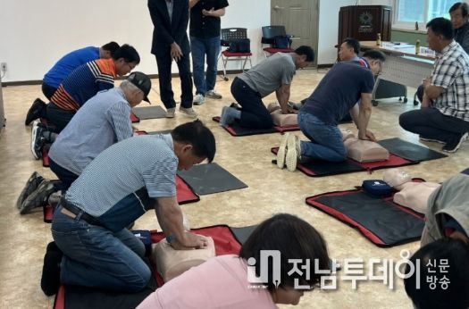 심폐소생술 실습하는 모습