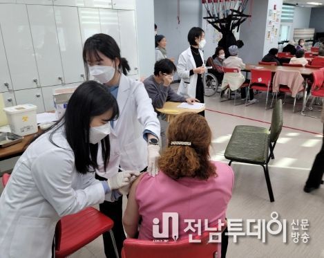 영암군 65세 이상 어르신, 명절 전 코로나19 백신 접종하세요