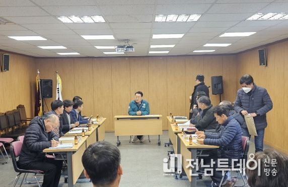 구 화순광업소에서 구복규 화순군수와 폐광 관련 관계자와 협의를 진행하고 있다.