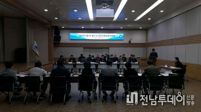 여수시 정책기획자문위원회가 지난 29일 시청 회의실에서 제1차 정기회의를 개최하고 활동을 본격화 했다.