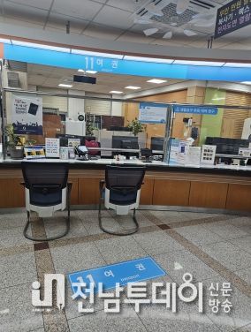 화순군청 행복민원실 여권발급창구 모습.