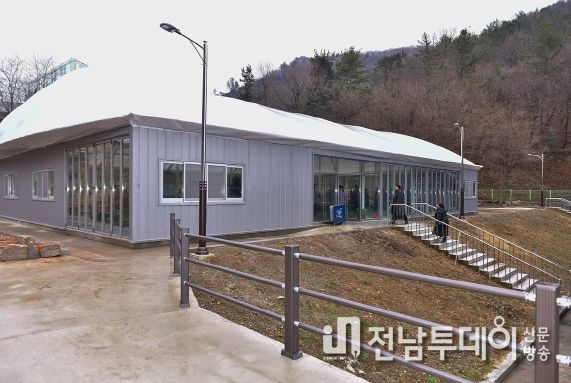 망마게이트볼장 보조구장 개장식에서 축사 중인 정기명 여수시장