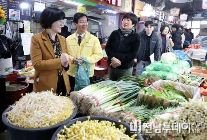 박병규 광산구청장이 1일 월곡시장을 찾아 장을 보며 상인들을 격려했다.