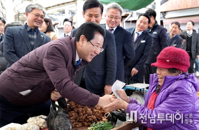 김영록 전라남도지사가 설 명절을 앞둔 5일 영암군 영암5일시장을 방문, 상인들을 격려하고 성수품을 구입하고 있다.