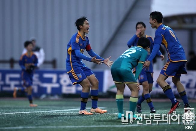 울산HD U15 선수들이 춘계중등대회 매화그룹 우승 확정 후 기뻐하고 있다.