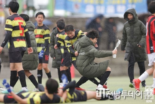 경북안동중 선수단이 춘계중등U15 축구대회 청룡그룹 우승을 확정 지은 순간이다.