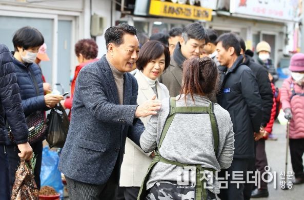 이상철 곡성군수, 전통시장에서 민생 살펴