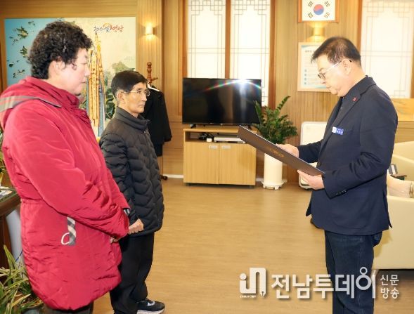영광군, 6.25참전용사 유족에 화랑무공훈장 전수