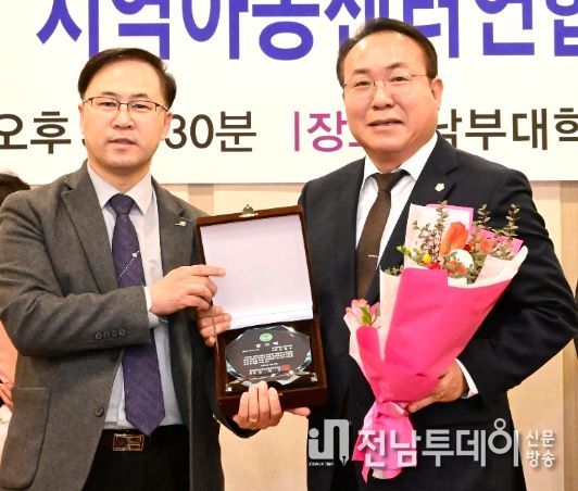 북구의회 김형수 의장(사진 오른쪽)이 광주광역시지역아동센터연합회 감사패를 수상했다.