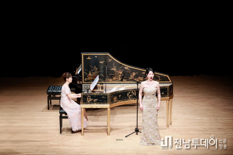 하프시코디스트 송은주, 소프라노 김문희 연주 장면