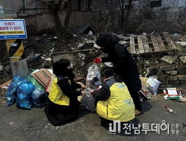 생활폐기물 불법투기 야간단속 모습