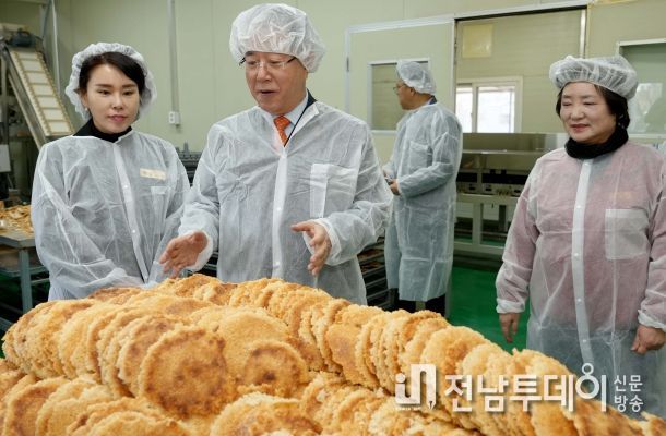 김영록 전라남도지사가 7일 순천 농업회사법인 쌍지뜰전통식품을 방문, 제조시설을 둘러보고 있다.