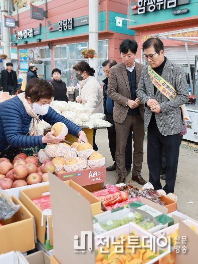 7일 함평천지전통시장에서 이상익 함평군수가 장보기 행사에 참여하는 모습