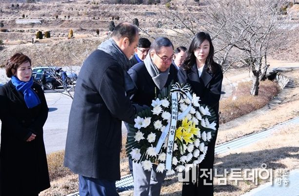 여수시의회 여순사건특별위원회, 설 명절 맞아 여순사건 희생자 집단묘역 참배