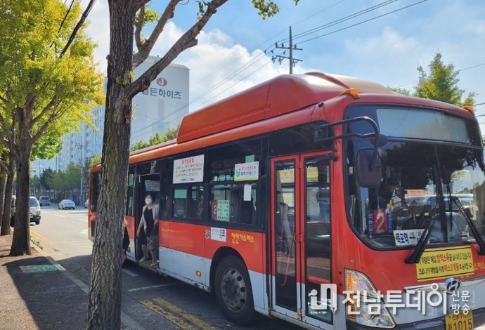 버스정류장에서 버스 타는 시민의 모습