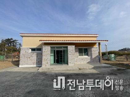 신안군(군수 박우량)은 인구감소와 폐교 위기 탈출을 위해 공무원들을 대상으로 폐교 위기의 읍·면으로 가족과 같이 전입 시 단독주택과 인사 발령 가산점에 반영할 계획이라고 밝혔다.