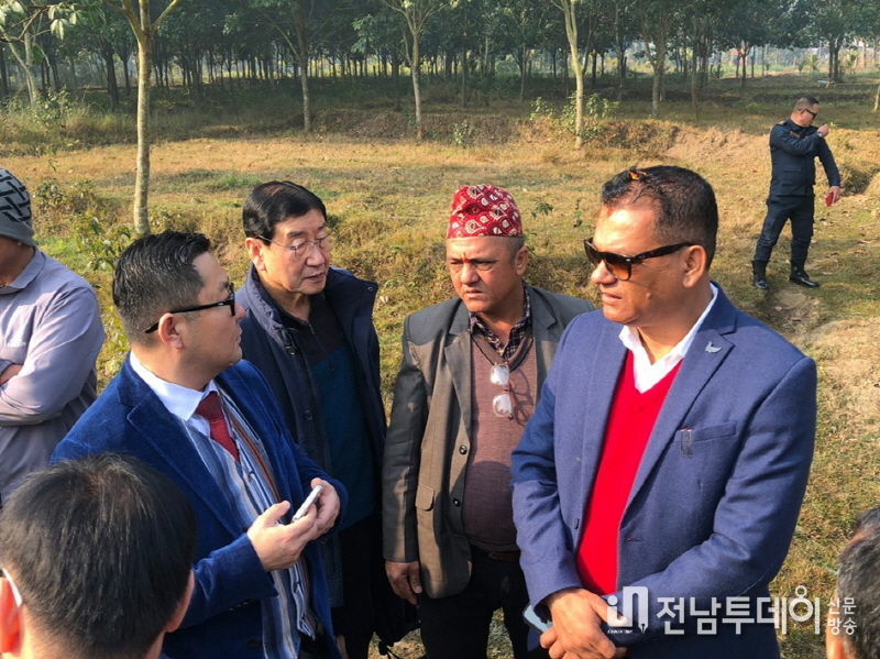 네팔 정부기관과 향후 공장부지를 견학하고 있는 박기훈 이사장(왼쪽 안경)