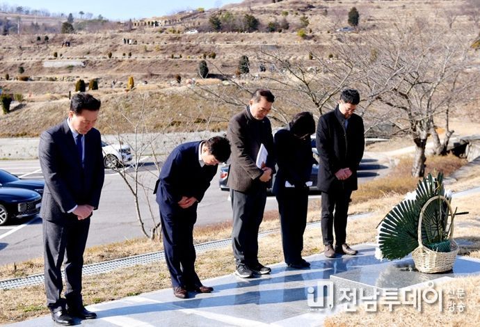 정기명 여수시장이 설 명절을 앞두고 9일 오전 시립공원묘지 내 여순사건 희생자 묘역을 참배했다.