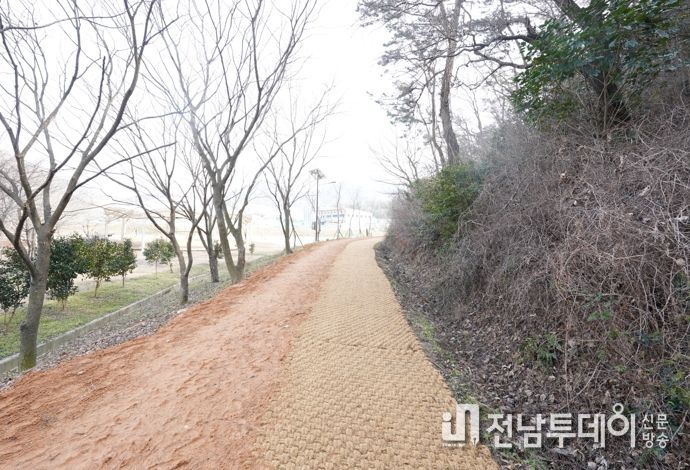 해남군“건강한 황토기운 느끼며 걸어요”맨발산책로 개통