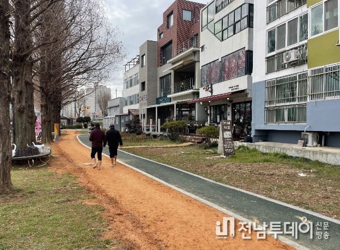 목포시 동목포웰빙공원‘힐링 맨발길’조성 인기 만점