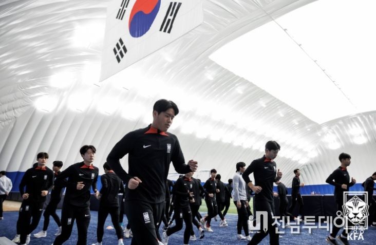 남자 U-16 대표팀 선수들이 지난달 경주 스마트에어돔에서 열린 소집훈련에서 몸을 풀고 있다.