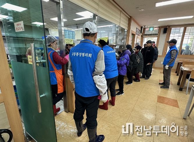 국동 통장협의회, 지역 어르신 위한 급식봉사 힘 보태