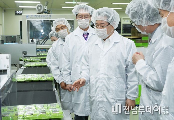 김영록 전라남도지사가 14일 신안군 (주)신안천사김을 방문, 제조시설을 둘러보고 있다.