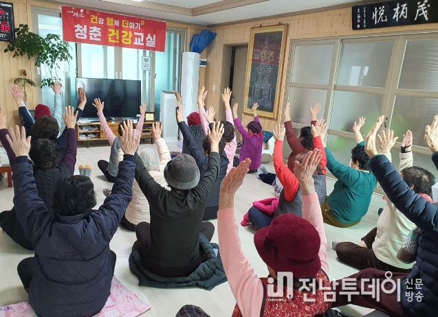 경로당 이용 어르신들을 대상으로 건강 교실을 운영하고 있다.