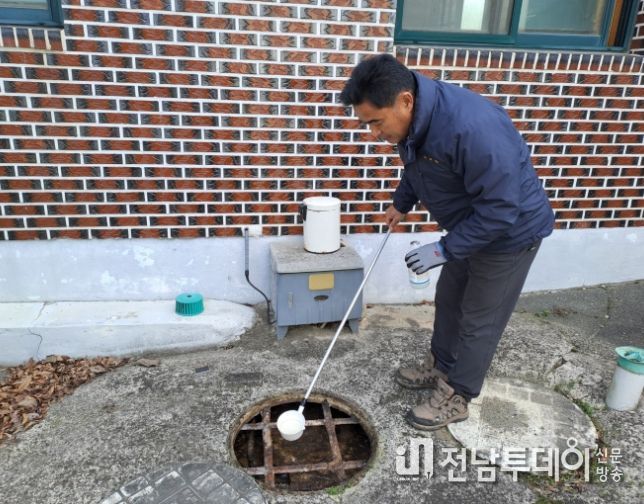 영암군, 정화조 등 500여 곳에 유충구제사업 실시