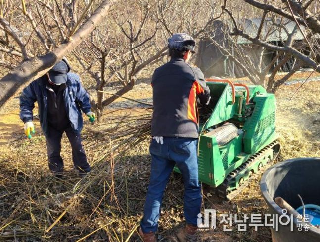 보성군, 영농부산물 태우지 말고 파쇄기에 양보하세요