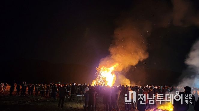 2023 가사리와 함께하는 달빛여행 행사 중 달집태우기 모습