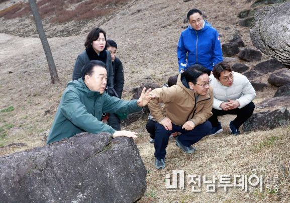 구복규 화순군수가 강기정 광주광역시장과 화순 고인돌유적지를 탐방하며 의견을 나누는 모습