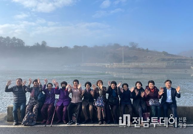 화정면 둔병도 어르신들이 행사 전 기념사진을 찍고 있다.
