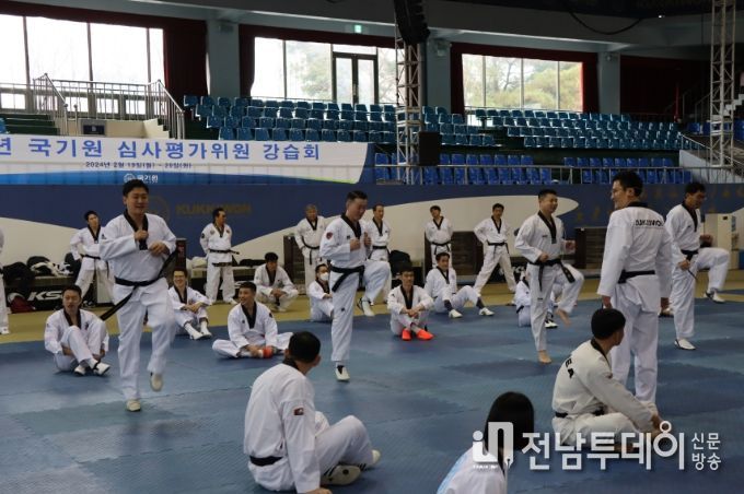 2월 20일(화) 군경 등 기관 심사평가위원이 국기원 중앙수련장에서 겨루기 실기교육을 받았다.