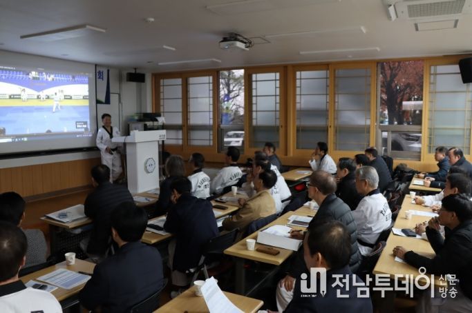 2월 19일(월) 국기원 강의실에서 고단자 심사평가위원이 실제 심사 응시자 영상을 보며 채점하고 있다.