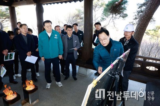 조영일 건설교통실장이 군수 등 간부 공무원에게 개미산 전망대 조성 사업에 대하여 설명하는 모습
