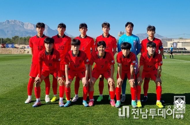 스웨덴과의 경기에 선발 출전한 남자 U-16 대표팀 선수 11명