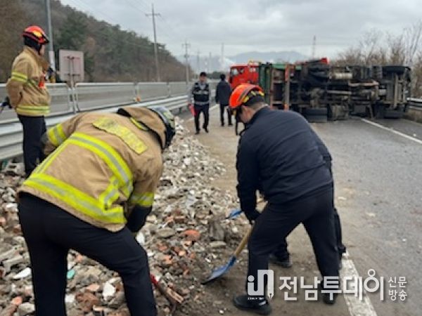여수소방서, 엑스포대로 주행 중 전도된 차량에서 구조대상자 1명 구조완료