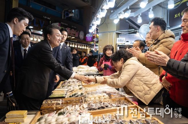 2월 21일 윤석열 대통령은 울산의 대표 전통시장인 신정상가시장을 방문했다.
