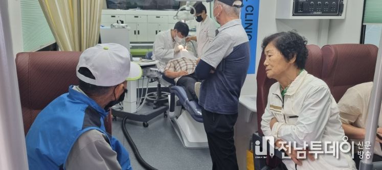 장애인생활관 이용인이 구강진료를 위해 리프트를 이용해서 구강이동차량에 승차하고 있다.