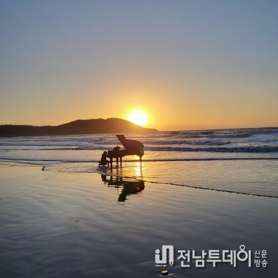 물들어 올 때 양산해변에 설치된 피아노 치는 아이
