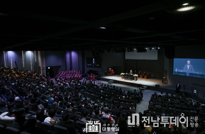 2월 25일 윤석열 대통령은 수원시 원천침례교회에서 열린 3·1운동 제105주년 기념 예배에 참석해 국가와 국민을 위해 기도하고 예배를 드렸다.