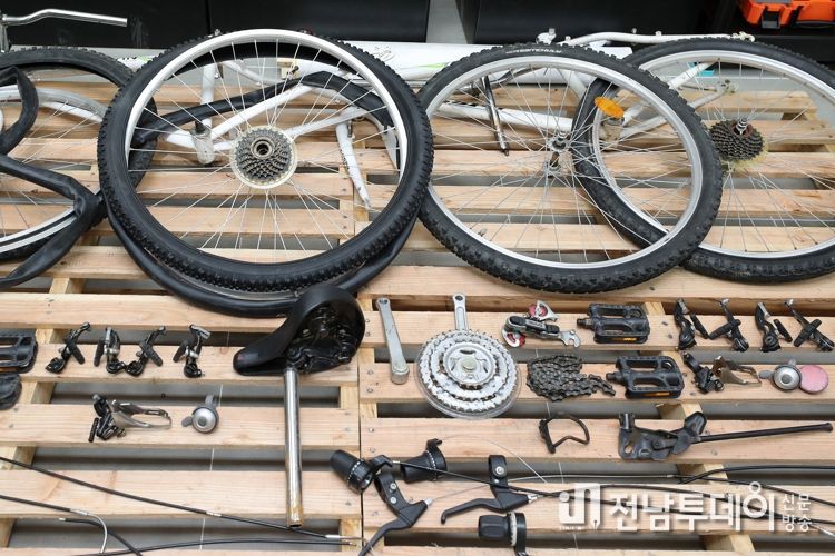 광산구 쌍암동 ‘청소년작업장 방치자전거 재사용센터’에 진열된 자전거 부품들